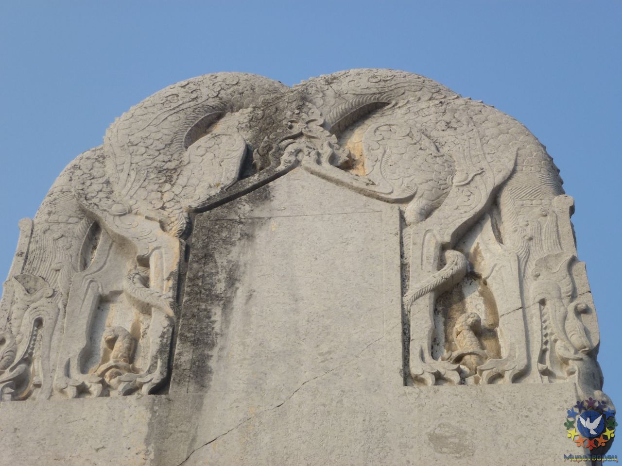 Стелла  украшена скульптурами драконов. - Китай, Декабрь, 2011 часть 2