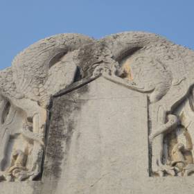 Стелла  украшена скульптурами драконов. - Китай, Декабрь, 2011 часть 2