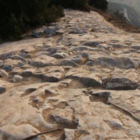 Последний подъем скалистый, видимо, глина сдувается ветром. - Китай, Декабрь, 2011 часть 2