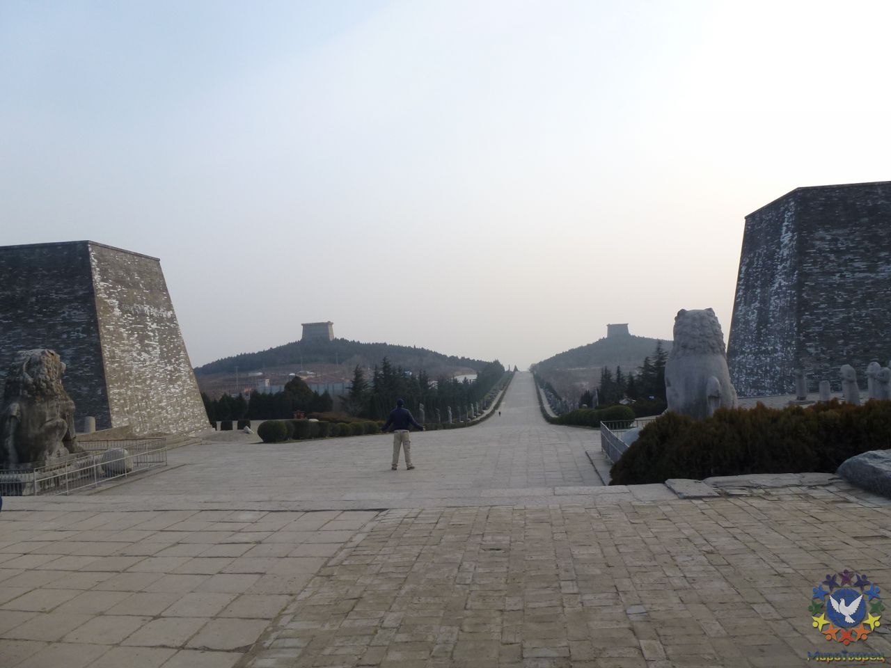 Грандиозный комплекс Qianling занимает площадь в 2,3 миллиона квадратных метров с воротами по четырем сторонам света: Алые ворота Птиц на юге,  ворота Черепахи на севере,  ворота Синего Дракона на востоке и ворота Белого Тигра  на западе.  «Я есьмь здесь и сейчас.» - Китай, Декабрь, 2011 часть 2