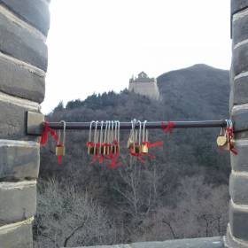 У влюблённых пар, вступающих в священный союз, есть милая традиция вешать замочки на Китайскую стену во время брачной церемонии. - Китай, Декабрь, 2011 часть 3.
