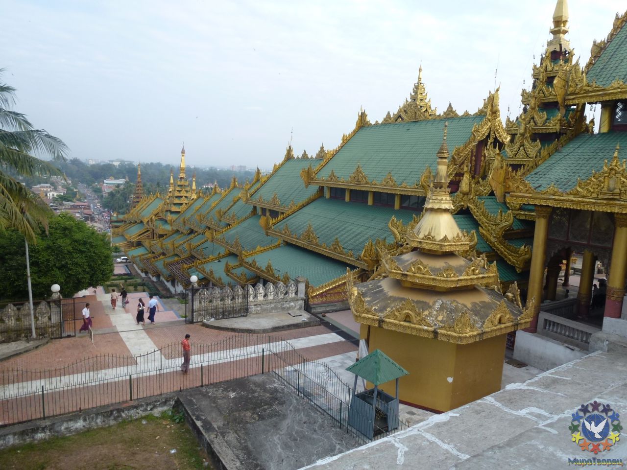 Крыша над лестницей, ведущей к Шведагону. - Мьянма, Вьетнам. Декабрь 2011-январь 2012.