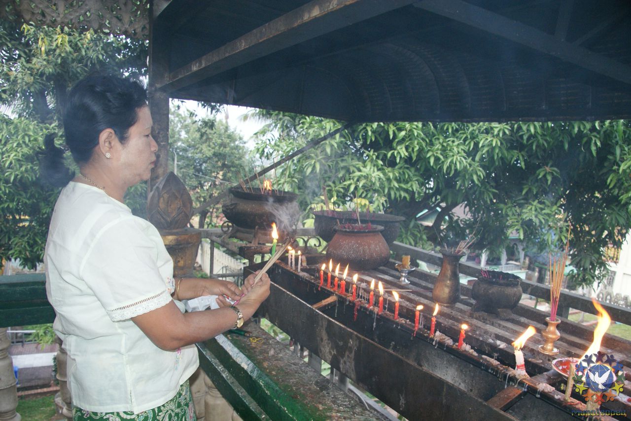 Вечерняя молитва. - Мьянма, Вьетнам. Декабрь 2011-январь 2012.