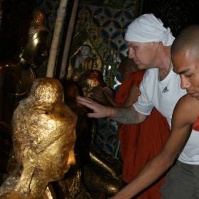 Каждый модет приобрести пластинки золота и внести свой вклад в золочение статуй. - Мьянма, Вьетнам. Декабрь 2011-январь 2012.