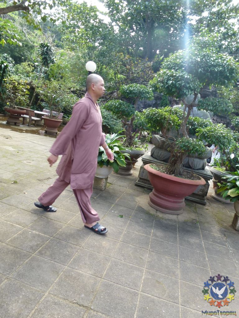 На горе расположен моностырь, монахи  ухаживают за садом. Монах. - Мьянма, Вьетнам. Декабрь 2011-январь 2012.