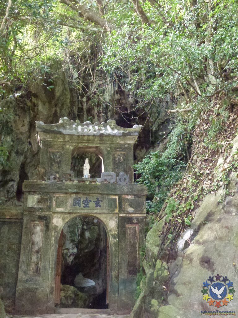 За аркой открываются тоннели, которые ведут в удивительные пещеры. - Мьянма, Вьетнам. Декабрь 2011-январь 2012.