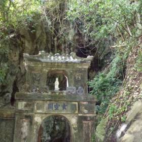 За аркой открываются тоннели, которые ведут в удивительные пещеры. - Мьянма, Вьетнам. Декабрь 2011-январь 2012.