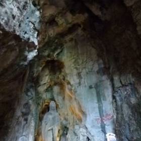 Из этой пещеры можно пройти в следующую, где находятся две статуи Будды. - Мьянма, Вьетнам. Декабрь 2011-январь 2012.
