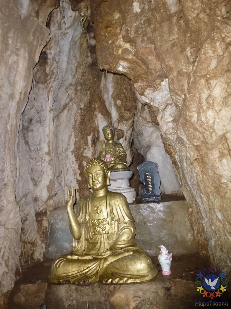В следующей пещере восседают две статуи Будды. - Мьянма, Вьетнам. Декабрь 2011-январь 2012.