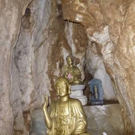 В следующей пещере восседают две статуи Будды. - Мьянма, Вьетнам. Декабрь 2011-январь 2012.