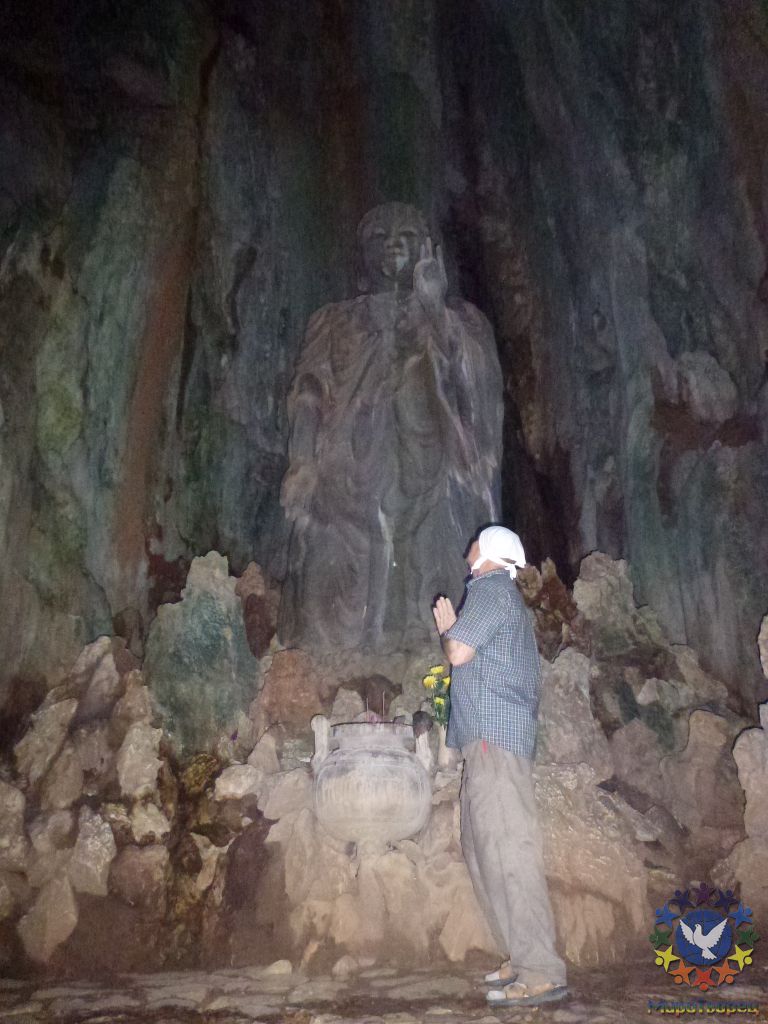 Пещеры Мраморных гор. Где бы ты не стоял, глаза Будды смотрят на тебя. - Мьянма, Вьетнам. Декабрь 2011-январь 2012.