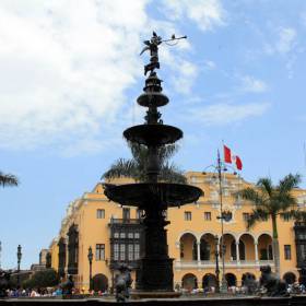 Главная площадь в Лиме, из этого фонтана раз в год льется Pisco (национальная водка) - Зарисовки по Перу, о.Пасхи.(Виды, природа)