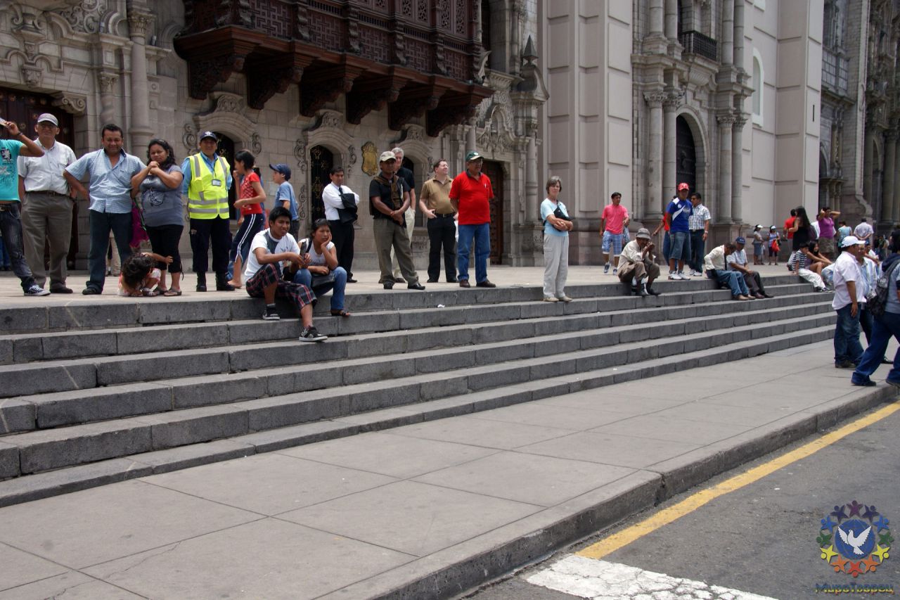 Эти ступени, ведущие к Кафедральному Собору, являлись когда-то частью пирамиды Солнца. - Перу, февраль 2012, г.Лима
