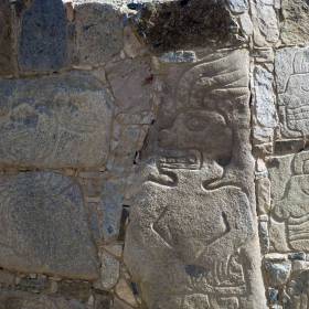 На наружной стене Храма, как на холсте из глины,  процарапаны около   130 граффити. Это — самая большая! коллекция подобных рисунков,   относящаяся к древнейшей истории Перу.  Здесь встречаются геометрические   орнаменты (кресты, прямоугольники, прямоугольные ступени), маски,   головы, другие части тел, схематичные изображения людей и животных. - Перу, февраль 2012, г.Лима