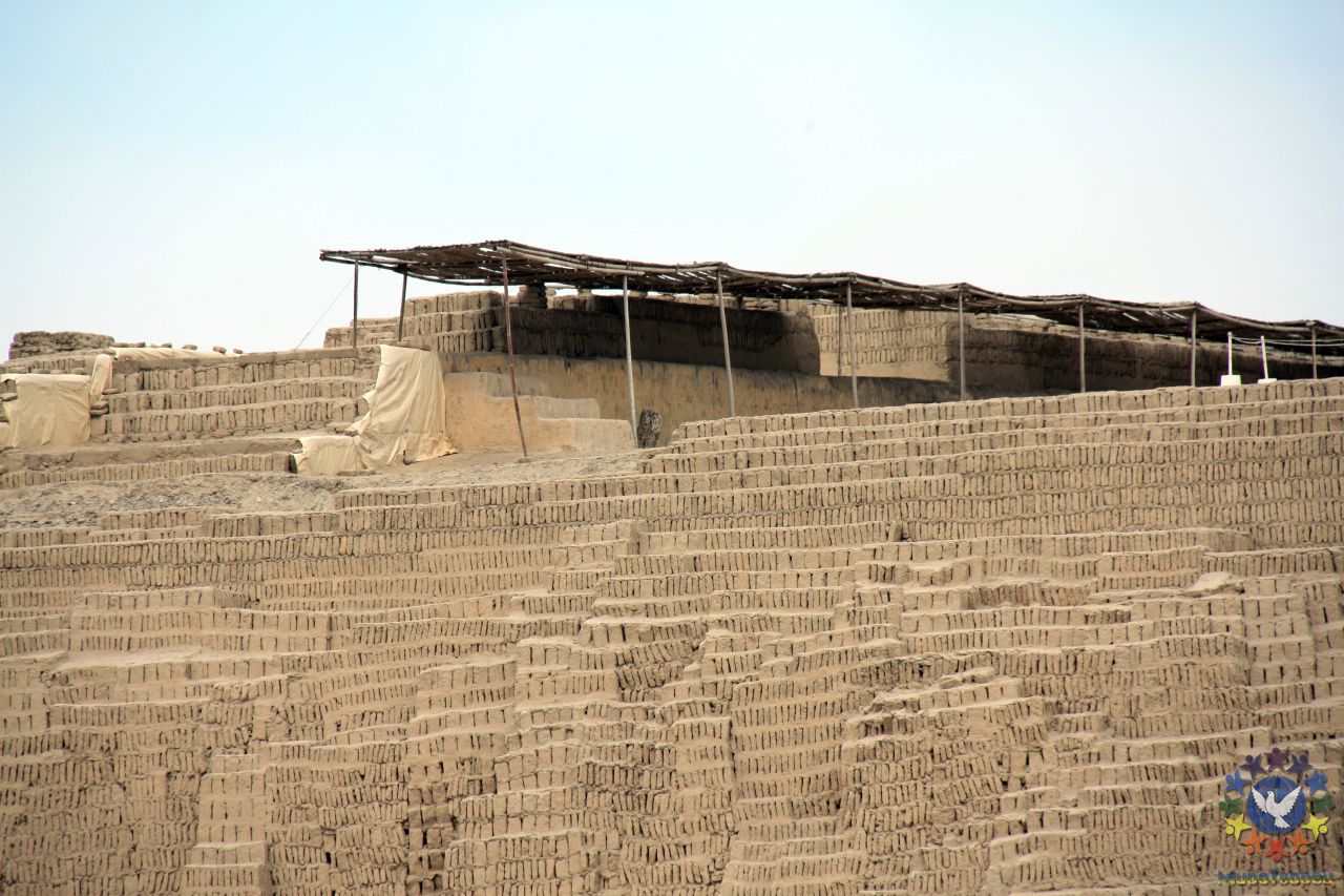 Церемониальный центр в форме пирамиды доинкской эпохи с местным музеем, в котором выставлены предметы, найденные на этом месте. Древние храмы еще в состоянии раскопок, все раскопки ведутся на энтузиазме и добровольной работе студентов - Перу, февраль 2012, г.Лима