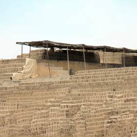 Церемониальный центр в форме пирамиды доинкской эпохи с местным музеем, в котором выставлены предметы, найденные на этом месте. Древние храмы еще в состоянии раскопок, все раскопки ведутся на энтузиазме и добровольной работе студентов - Перу, февраль 2012, г.Лима