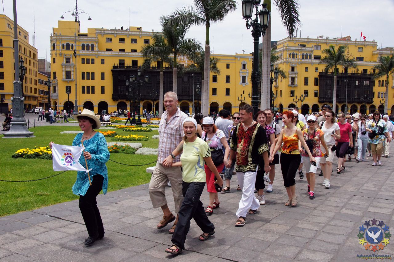 Вот такой дружной семьей мы гуляли по центру Лимы - Перу, февраль 2012, г.Лима