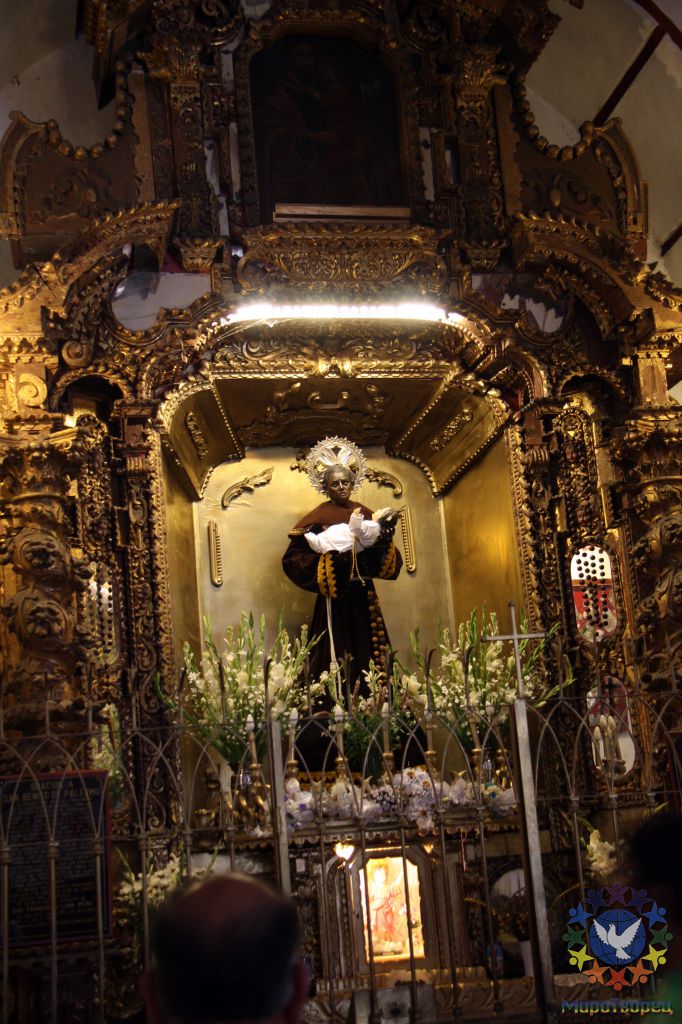 в Монастыре Сан Франциско. Уникальность композиции в том, что Иисус изображен с темной кожей. - Перу, февраль 2012, г.Лима