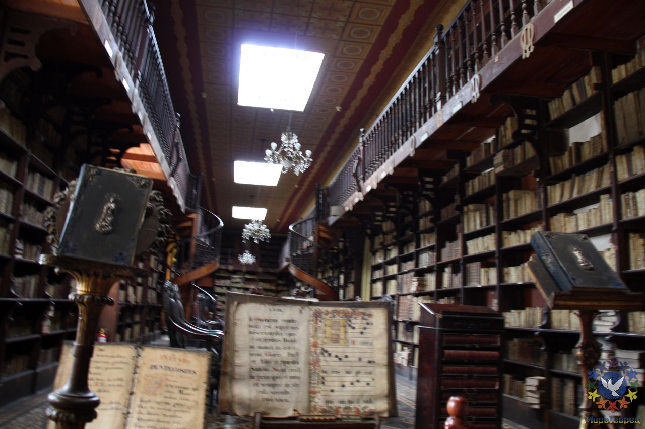 Все самые старинные книги Перу в одной библиотеке - очень старой и в очень плохом состоянии, т.к. у правительства нет денег на восстановление уникальных книг и их хранение. Библиотека - хранит тысячи уникальных старинных книг, некоторые написаны еще во времена конкистадоров - Перу, февраль 2012, г.Лима