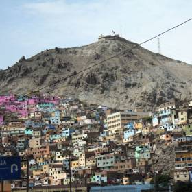 Едем дальше - видим незаконное самовольное освоение земель и застройки на них - Перу, февраль 2012, г.Лима