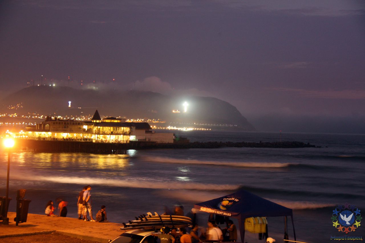 Набережная. Вдали светится большой крест, который видно далеко в океане - Перу, февраль 2012, г.Лима