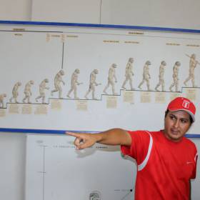 Наши гиды, видимо, показывают на следующую ступень эволюции человека - Перу, февраль 2012, г.Лима