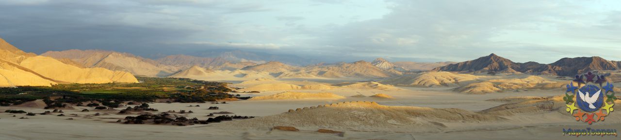 Панорама на древний монументальный комплекс на пустынном побережье Перу в оазисе Касма в департаменте Анкаш - Перу, февраль 2012, г.Лима