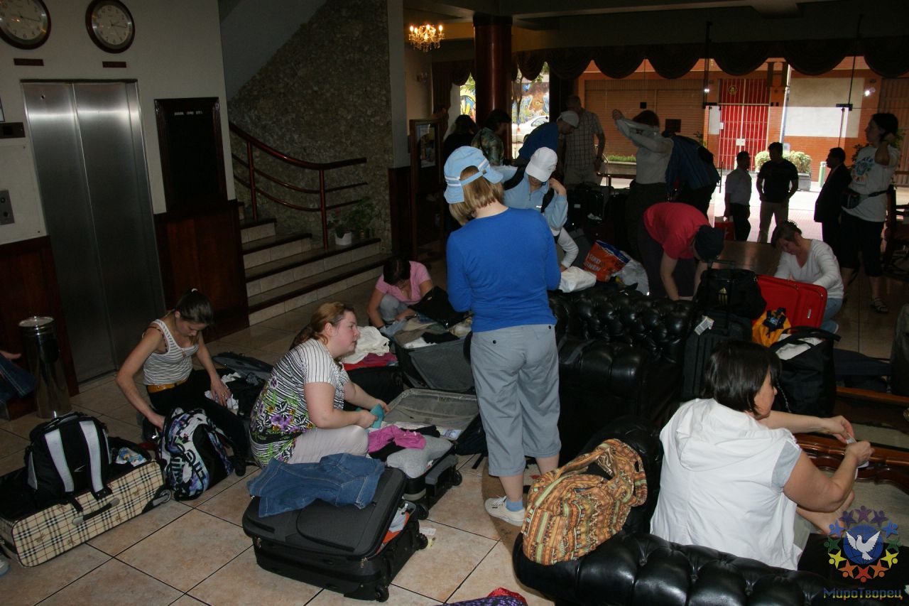 Мы - одна большая семья. Без тени стеснения переодеваемся перед экскурсией прямо в холле отеля. - Перу, февраль 2012, г.Лима