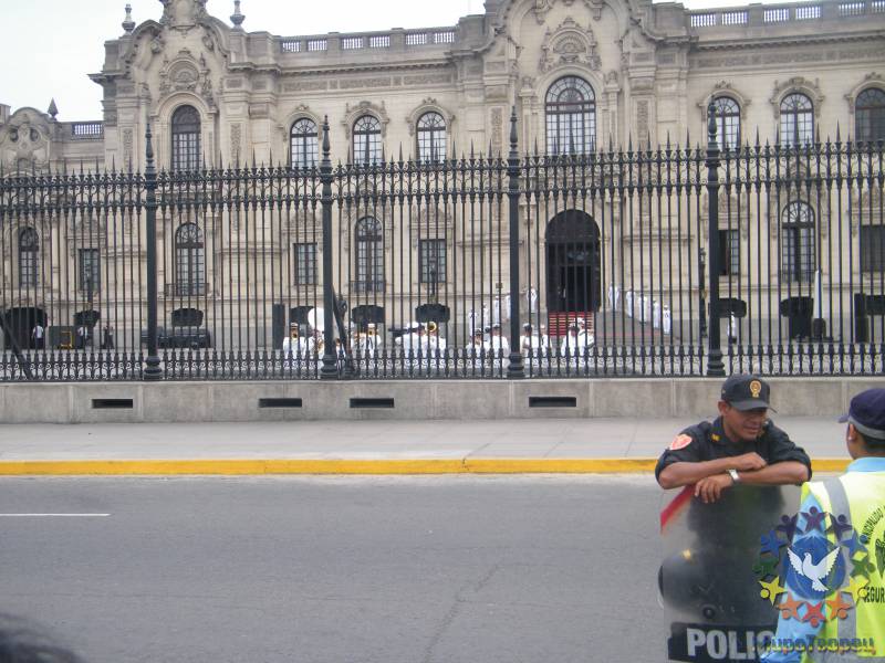 Президенский дворец, смена караула - Чехомова Надежда, «Начало путешествия в Перу»