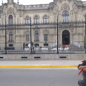 Президенский дворец, смена караула - Чехомова Надежда, «Начало путешествия в Перу»