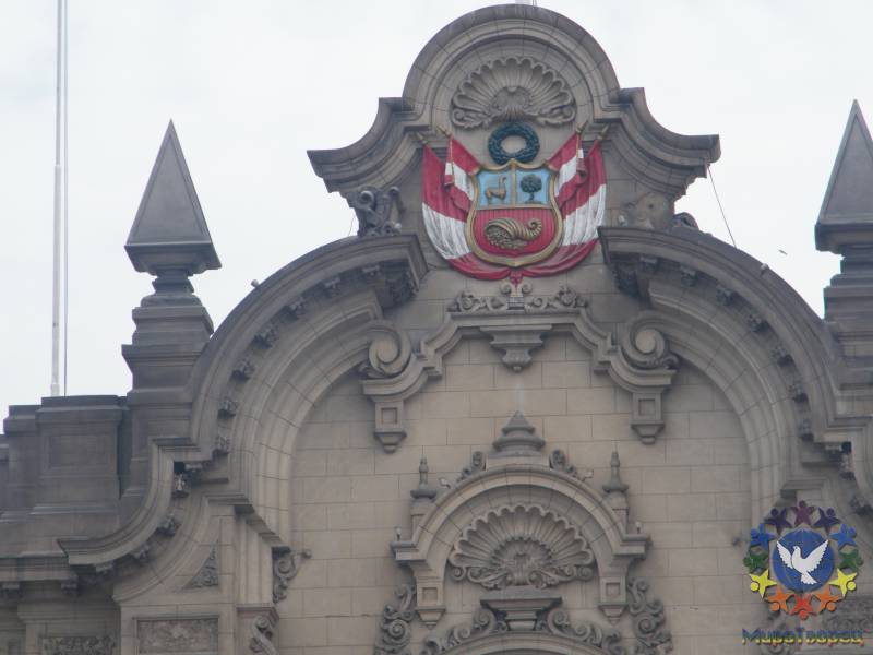герб на президенском дворце - Чехомова Надежда, «Начало путешествия в Перу»