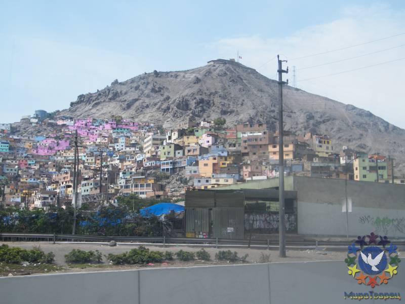 Вот так налеплены домики на горе - Чехомова Надежда, «Начало путешествия в Перу»