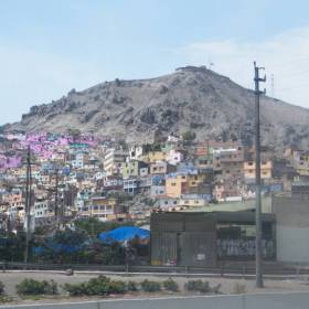 Вот так налеплены домики на горе - Чехомова Надежда, «Начало путешествия в Перу»