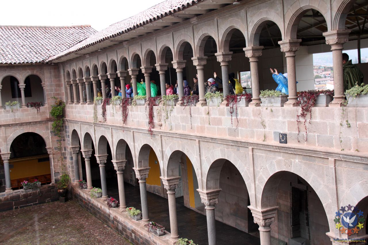 Действие МироТворцев, внизу стоит ВФ, а миротворцы на балконах монастыря - Перу, февраль 2012, г.Куско