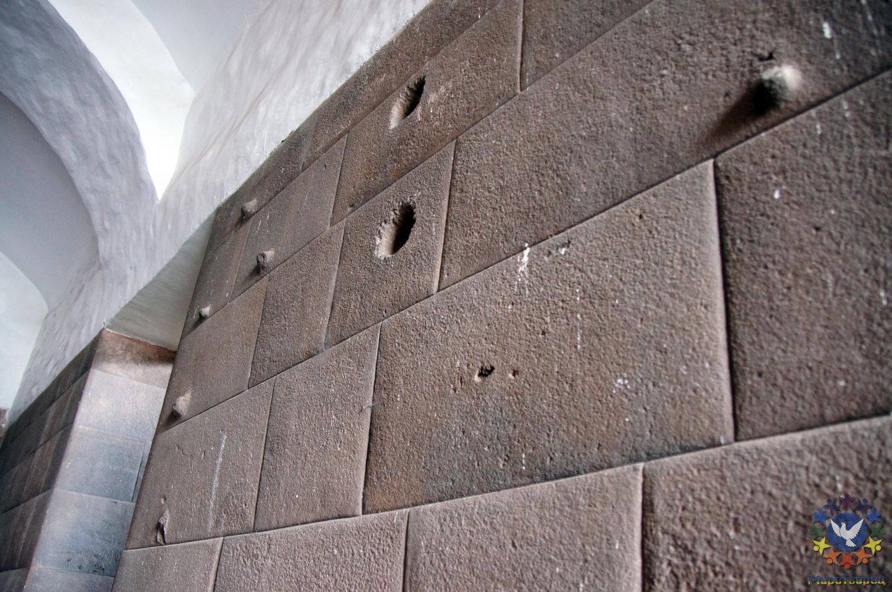 Стена возведена из плит, свободно положенных одна на другую и ничем не скрепленных. Отдельным камням была придана сложная геометрическая форма, в стене даже есть камень, который насчитывает 12 углов. - Перу, февраль 2012, г.Куско