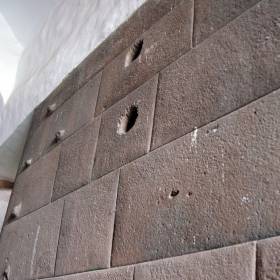 Стена возведена из плит, свободно положенных одна на другую и ничем не скрепленных. Отдельным камням была придана сложная геометрическая форма, в стене даже есть камень, который насчитывает 12 углов. - Перу, февраль 2012, г.Куско