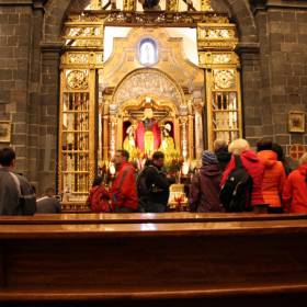 В этом храме прямо явно видны разные эпохи и культуры, синковские стены, католическая роскошь росписи, и зал из красного дерева - Перу, февраль 2012, г.Куско