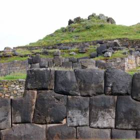 В крепости встречаются камни по 50-200 тонн. - Перу, февраль 2012, г.Куско