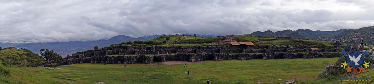 Одно из крупнейших строений крепости также выполнено в виде зигзага, что символизировало образ молнии или змеи. Местная легенда гласит, что воин помещал кулак в «голову змеи», что придавало ему «силу, отвагу и магическую энергию для победы над врагами» - Перу, февраль 2012, г.Куско