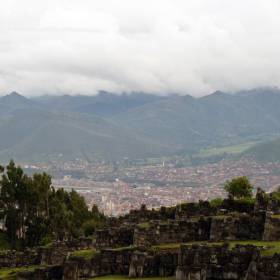 В стенах было несколько ворот в форме трапеции, которые могли запираться с помощью каменных блоков. Крепость имела три большие башни, в которых размещались войска, задачей которых было охранять и защищать Куско - Перу, февраль 2012, г.Куско