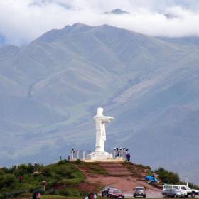 В Перу в каждом большом городе есть статуя Иссуса на горе над городом, и Куско не исключение - Перу, февраль 2012, г.Куско