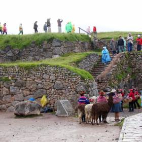 После экскурсии, как и во всем мире, туристов встречают торговцы сувенирами. - Перу, февраль 2012, г.Куско