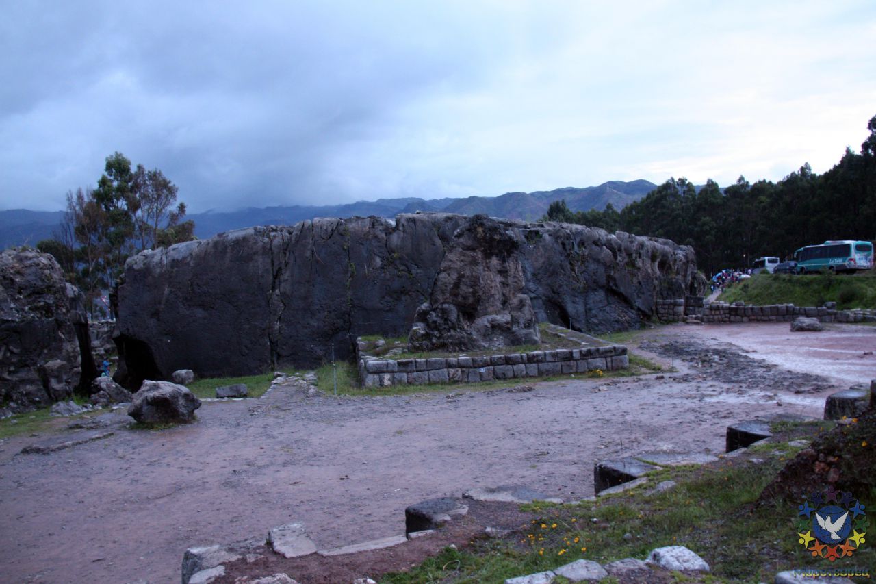 «Кенко» - букв. «лабиринт» — археологический памятник в Священной долине Инков. Кенко нередко называют «амфитеатром» из-за полукруглой планировки памятника. Он служил алтарём, трибуной или могилой. Предполагается, что памятник был одним из наиболее важных святилищ инков. - Перу, февраль 2012, г.Куско