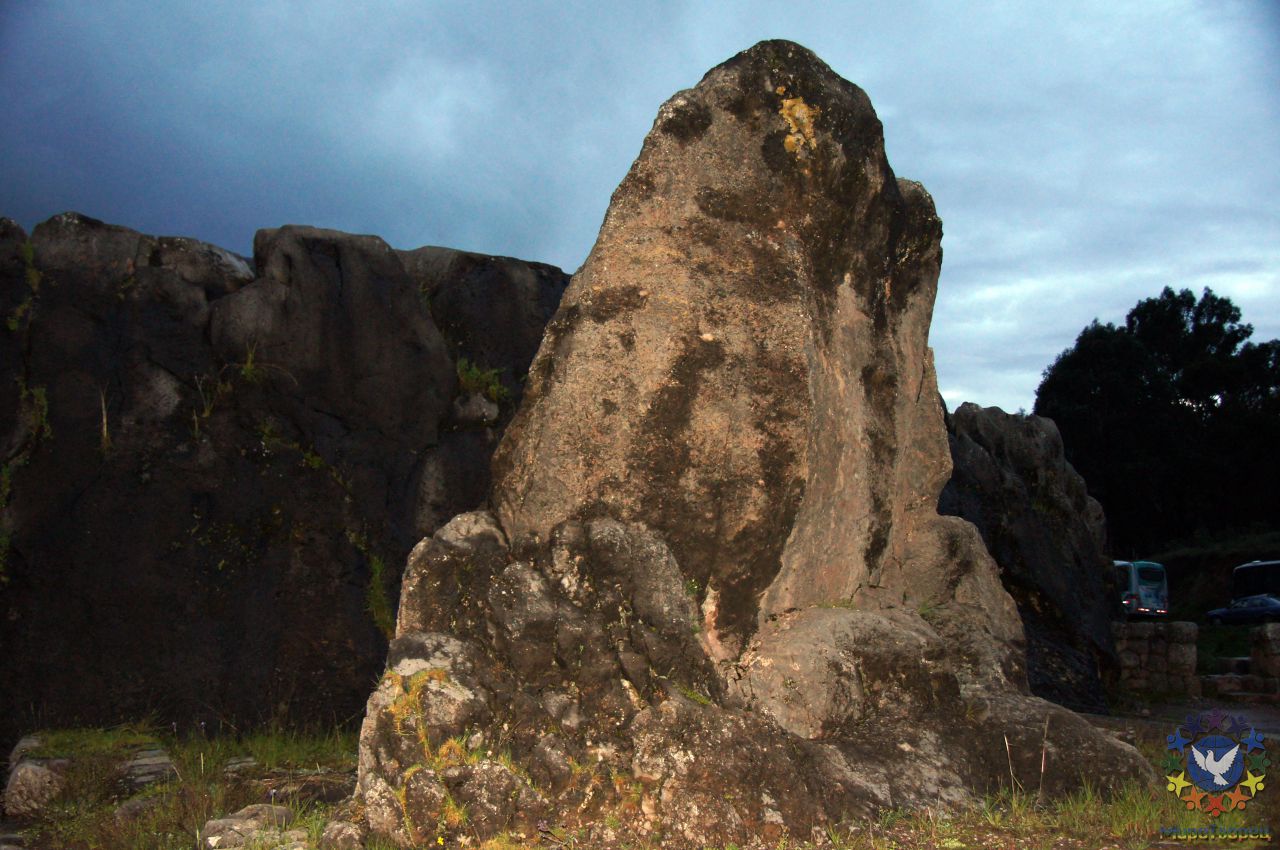 Ритуальный камень этого Храма - огромная каменная глыба, 5 м 90 см в высоту, которая похожа на пуму;. Сегодня он наполовину разрушен. По одной из версий, камень, напоминавший очертаниями пуму, был разрушен конкистадорами, по другой - его очертания напоминали фаллос, который разрушился под воздействием землетрясений. - Перу, февраль 2012, г.Куско