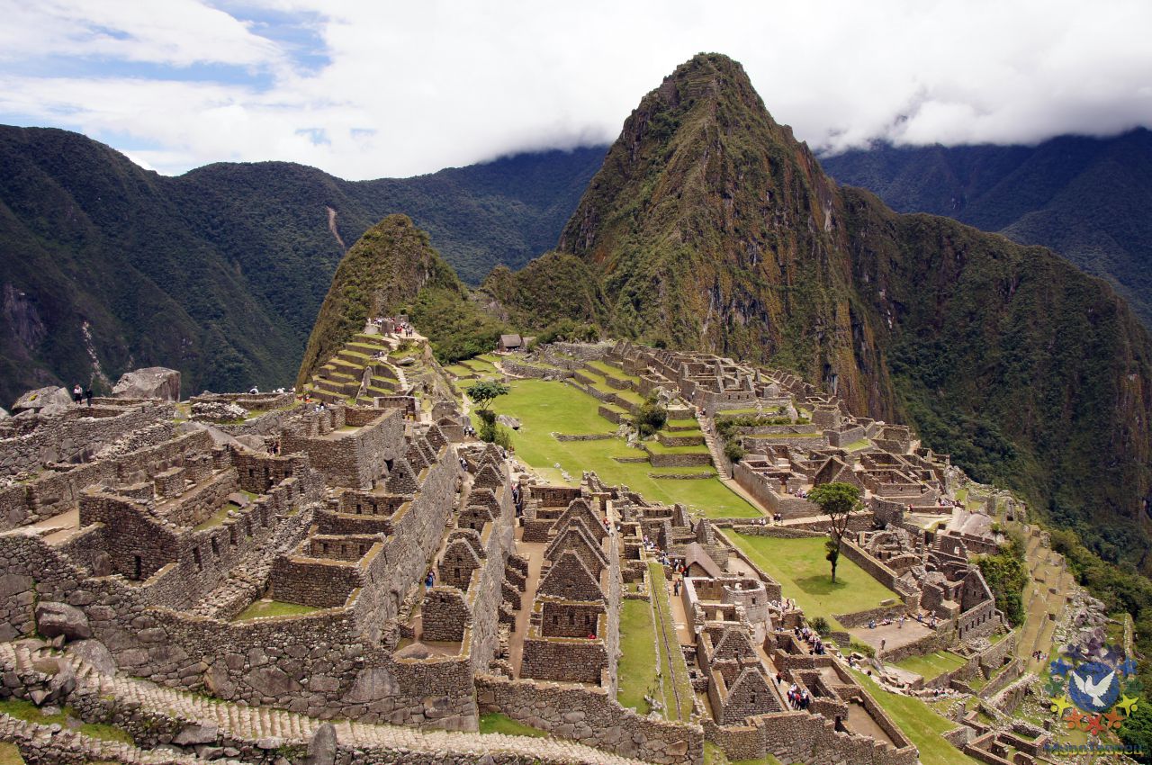вид с Machu Pikchu, в переводе — «старая вершина», на гору Уйна Пикчу (молодая гора), один из МироТворцев отважился подняться на неё - Перу, февраль 2012, г.Куско