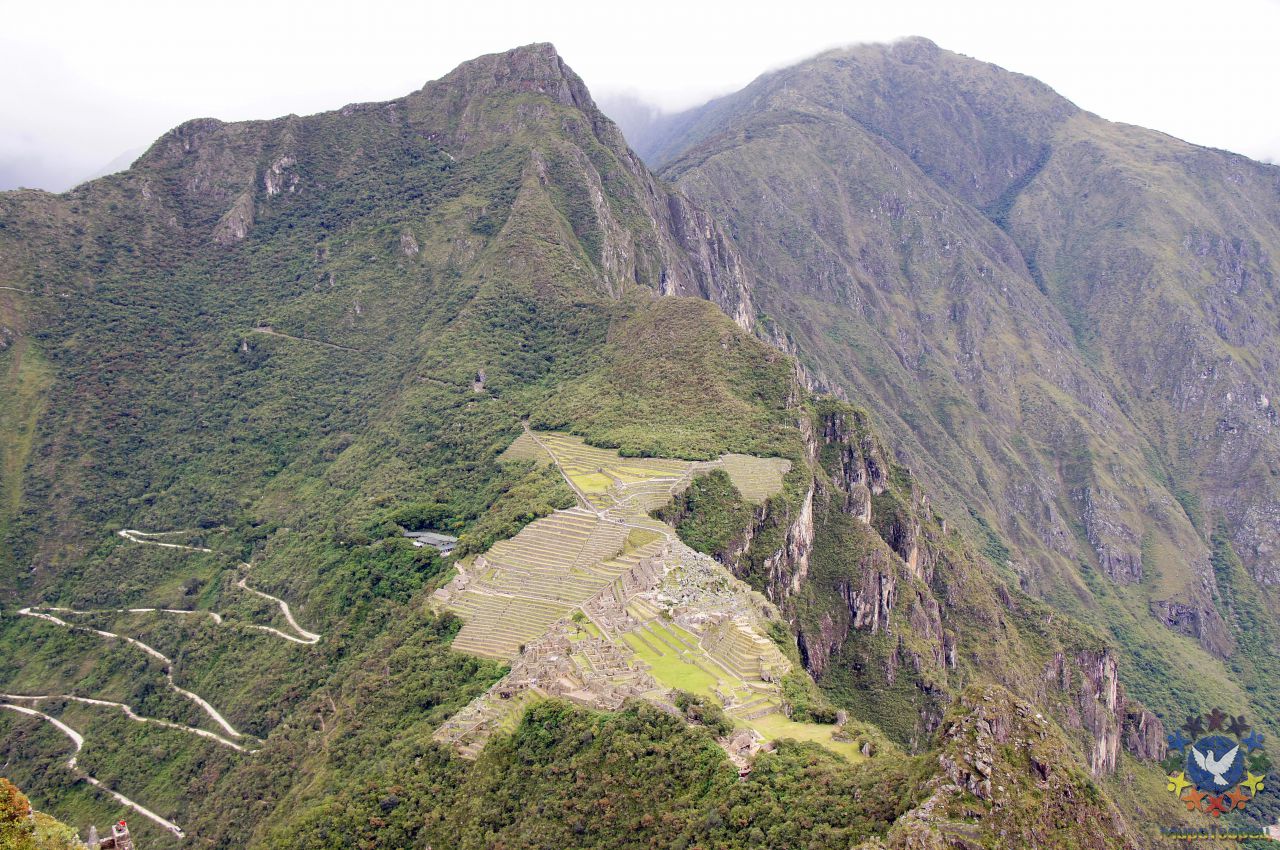 Вид на Мачу Пикчу и древний город с горы Вайна Пикчу. - Перу, февраль 2012, г.Куско