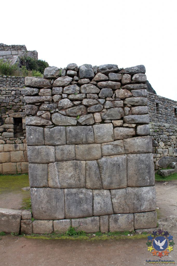 внизу Древняя кладка, а сверху кладка инковской эпохи. Древную кладку по неофициальной версии, некоторые относят к временам гипербореи и атлантиды, а инки уже достроили старый храм и приспособили его под свои ритуалы - Перу, февраль 2012, г.Куско