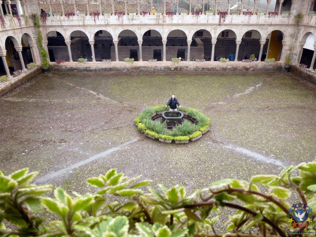 Действие МироТворцев, двор монастыря в виде естественного нейтрализатора - Перу, февраль 2012, г.Куско