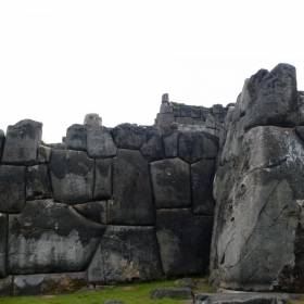 Размеры каменных глыб удивляют даже видавших виды... - Перу, февраль 2012, г.Куско