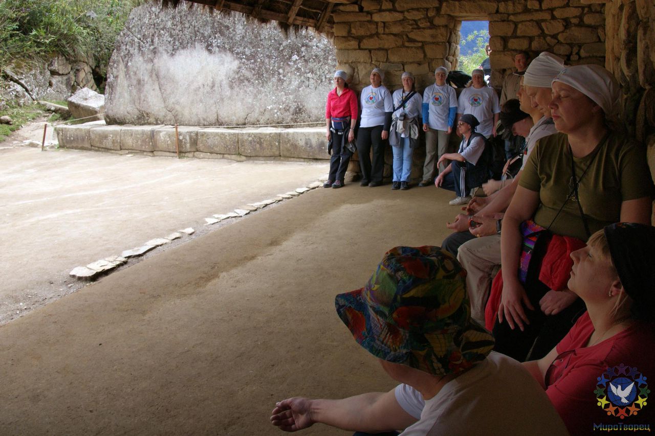 Эта каменая глыба ( 3*7 метров) называется La Roca Sagrada. Она похожа на пуму,  установлена на ритуальной площади и полностью копирует окружающий пейзаж. Каждый, кто захотел, провел здесь индивидуальную медитацию. - Перу, февраль 2012, г.Куско